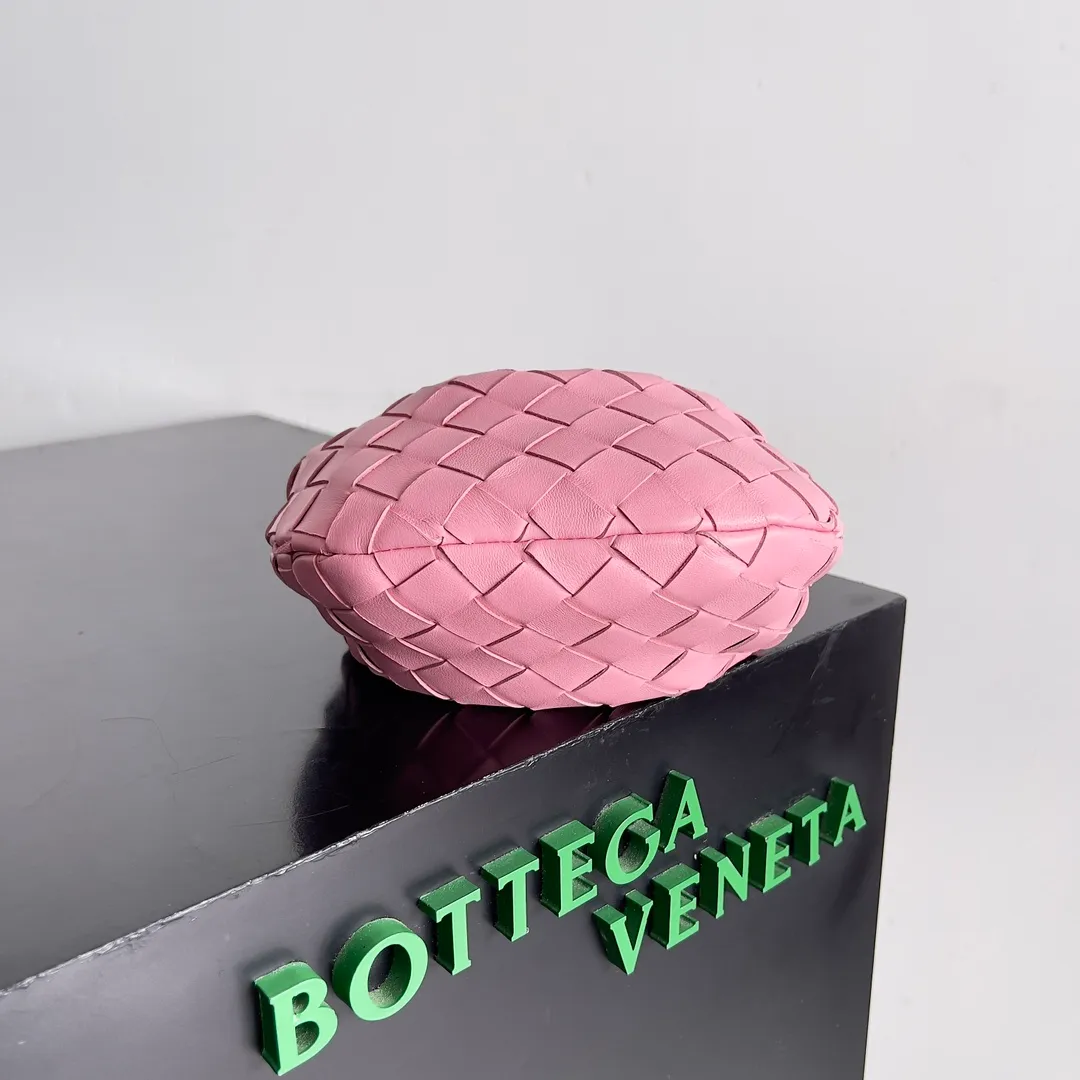 Batch 1080 BV super mini JODIE handbag, dumpling bag, braided knotted bag, simple, fashionable and super cute🍒Every color is high-end. It is a smaller version of the original mini version🤣It can only hold cuteness🍓🍓The upper body is fashionable and romantic. The fashionable bags created by Daniel Lee are really more and more favored by street experts. Style number: 730828 Size: 17*16*6.5